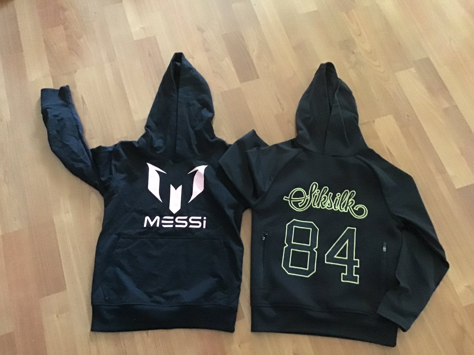 2 x jongens Hoody maat 128/134, Ophalen, Zo goed als nieuw, Jongen, Trui of Vest