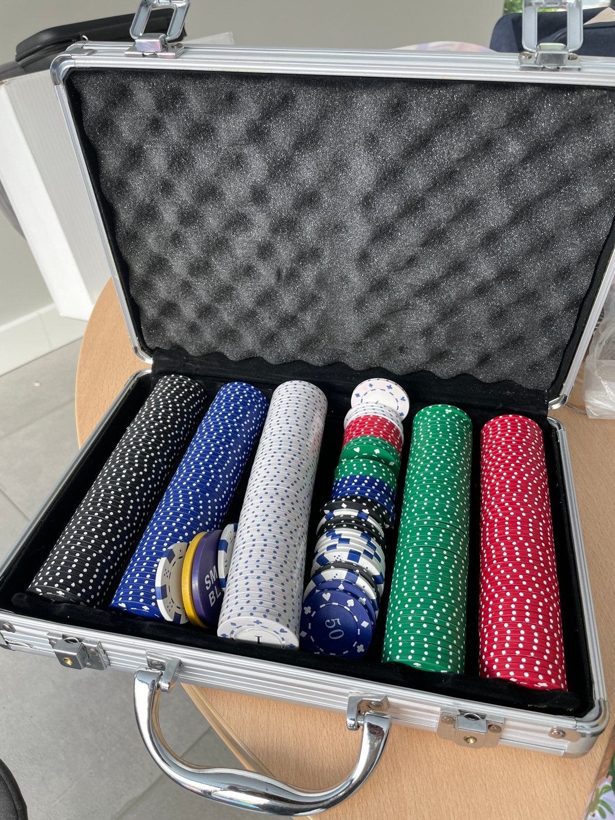 Casino thema decoratie met fiches in koffer, Ophalen of Verzenden, Gebruikt