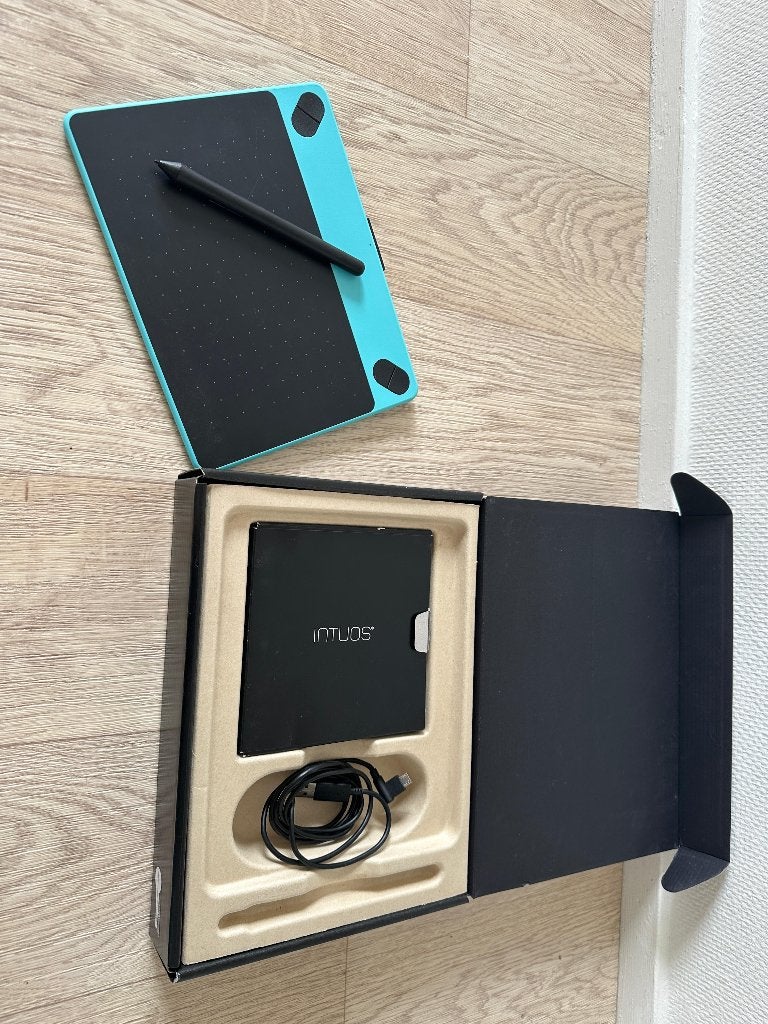Wacom Intuos Small Mint Blue CTH-480 tekentablet in doos, Ophalen of Verzenden, Zo goed als nieuw, Bedraad, Wacom Intuos