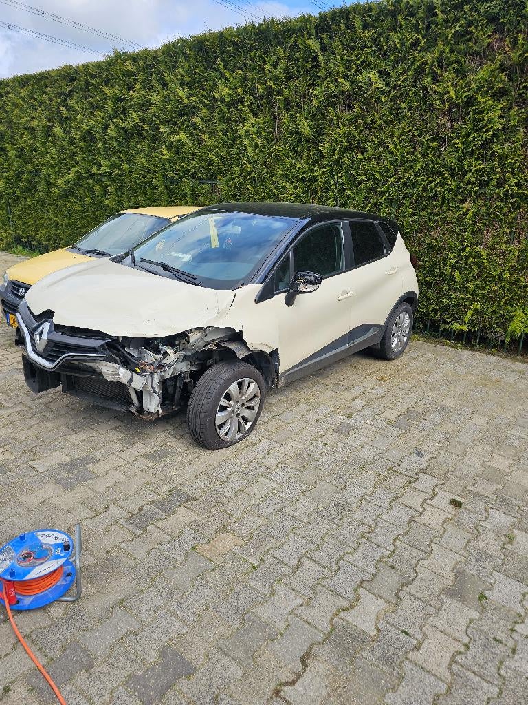 Renault Captur 0.9 met Linksvoor beschadigd. pr 1600 euro, 898 cc, 1080 kg, SUV of Terreinwagen, Geïmporteerd