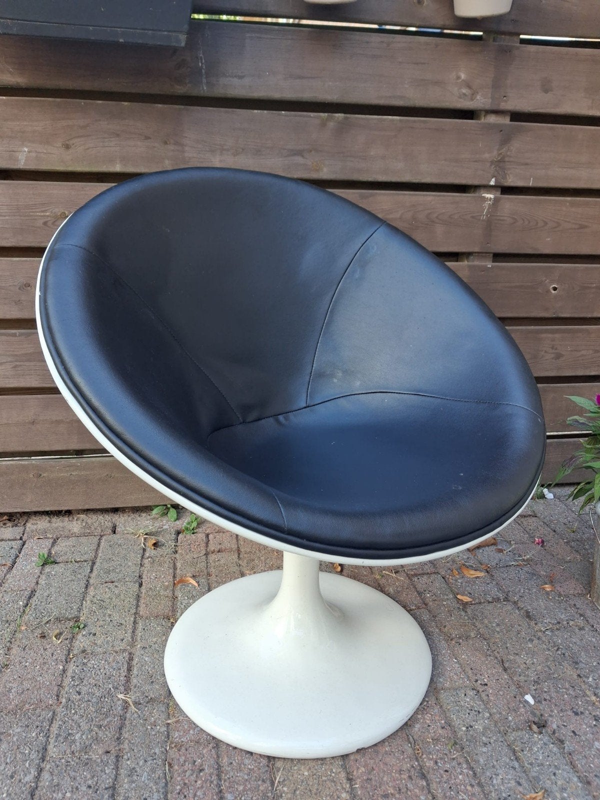 Zwarte kuipstoel op witte trompetvoet, Huis en Inrichting, Modern, Retro, Gebruikt, Kunststof, Zwart