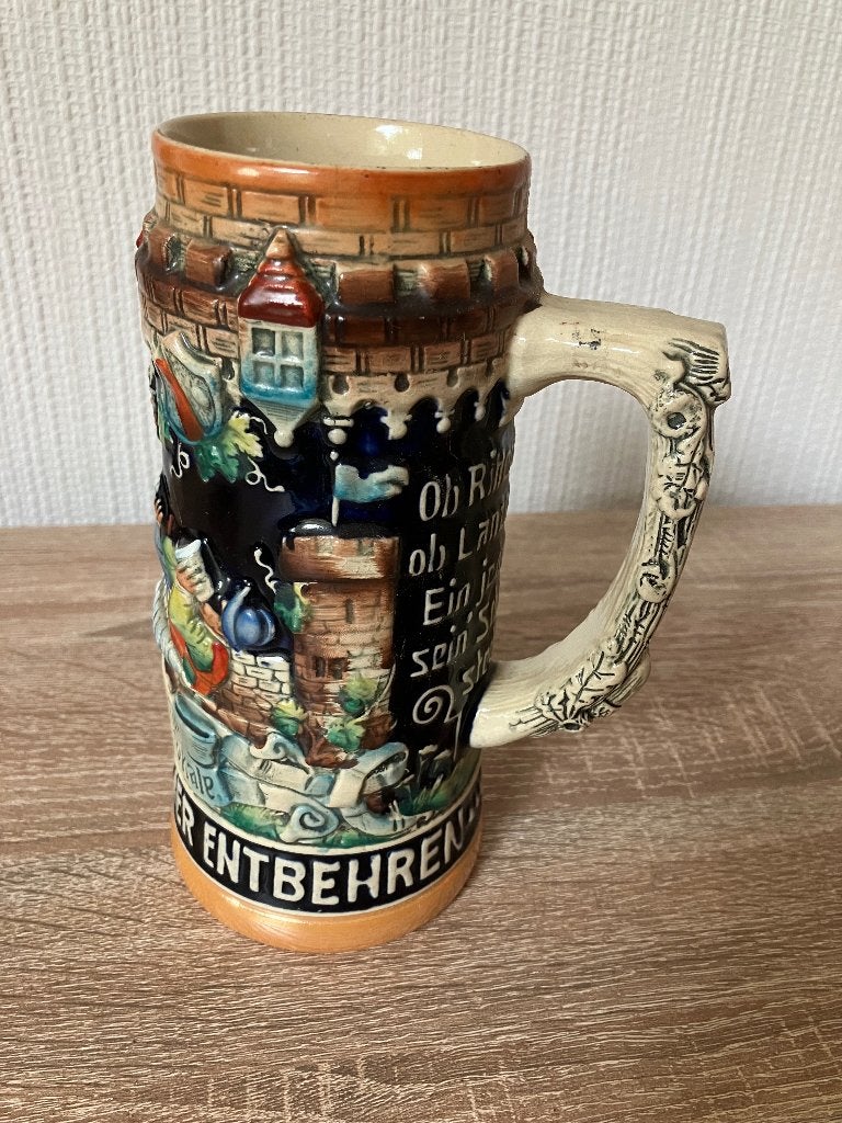 Duitse Keramische Biermok kruik met dronken ridders, Verzamelen, Biermerken, Ophalen of Verzenden, Gebruikt, Overige typen, Overige merken