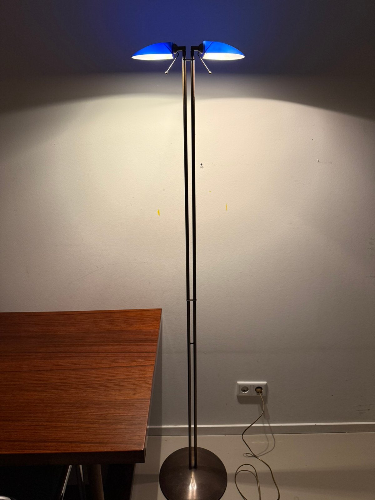 Vintage postmoderne vloerlamp van messing met blauwe kappen, Ophalen, Postmodern vintage, Zo goed als nieuw, Glas