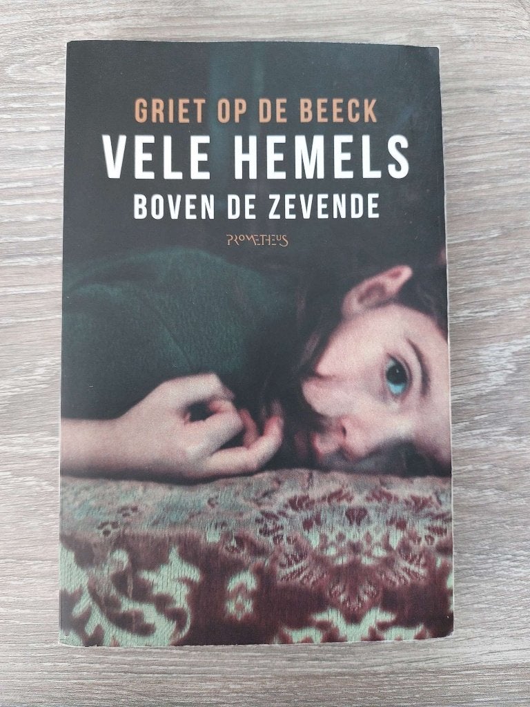 Griet op de Beeck - Vele hemels boven de zevende, Boeken, Ophalen of Verzenden, Zo goed als nieuw, Griet Op de Beeck
