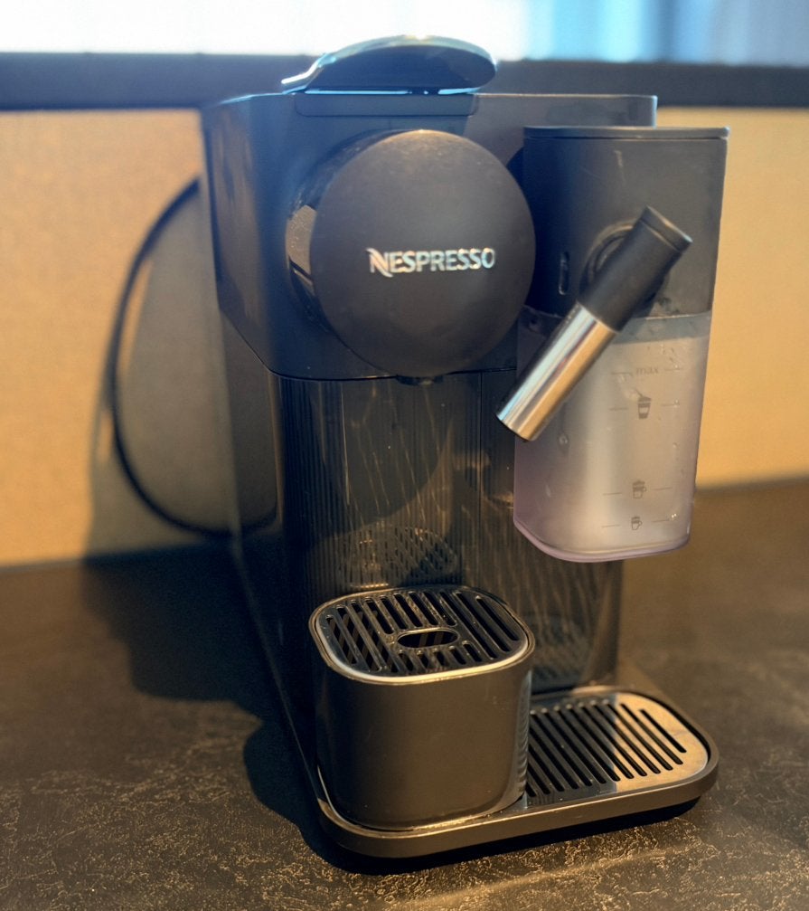 DE LONGHI Nespresso - Lattissima One - EN510.B, Witgoed en Apparatuur, Ophalen of Verzenden, Zo goed als nieuw, Koffiemachine