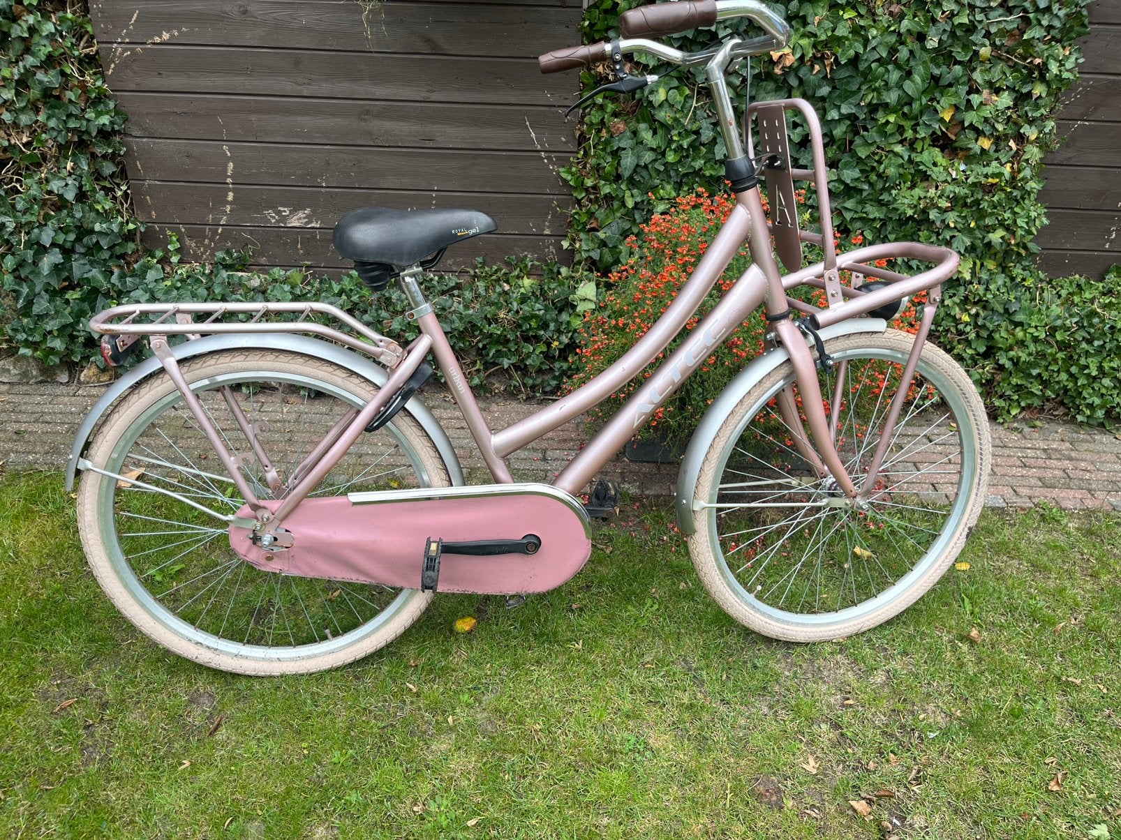 mooie roze metallic omafiets, Ophalen of Verzenden, Zo goed als nieuw, 26 inch of meer, Handrem