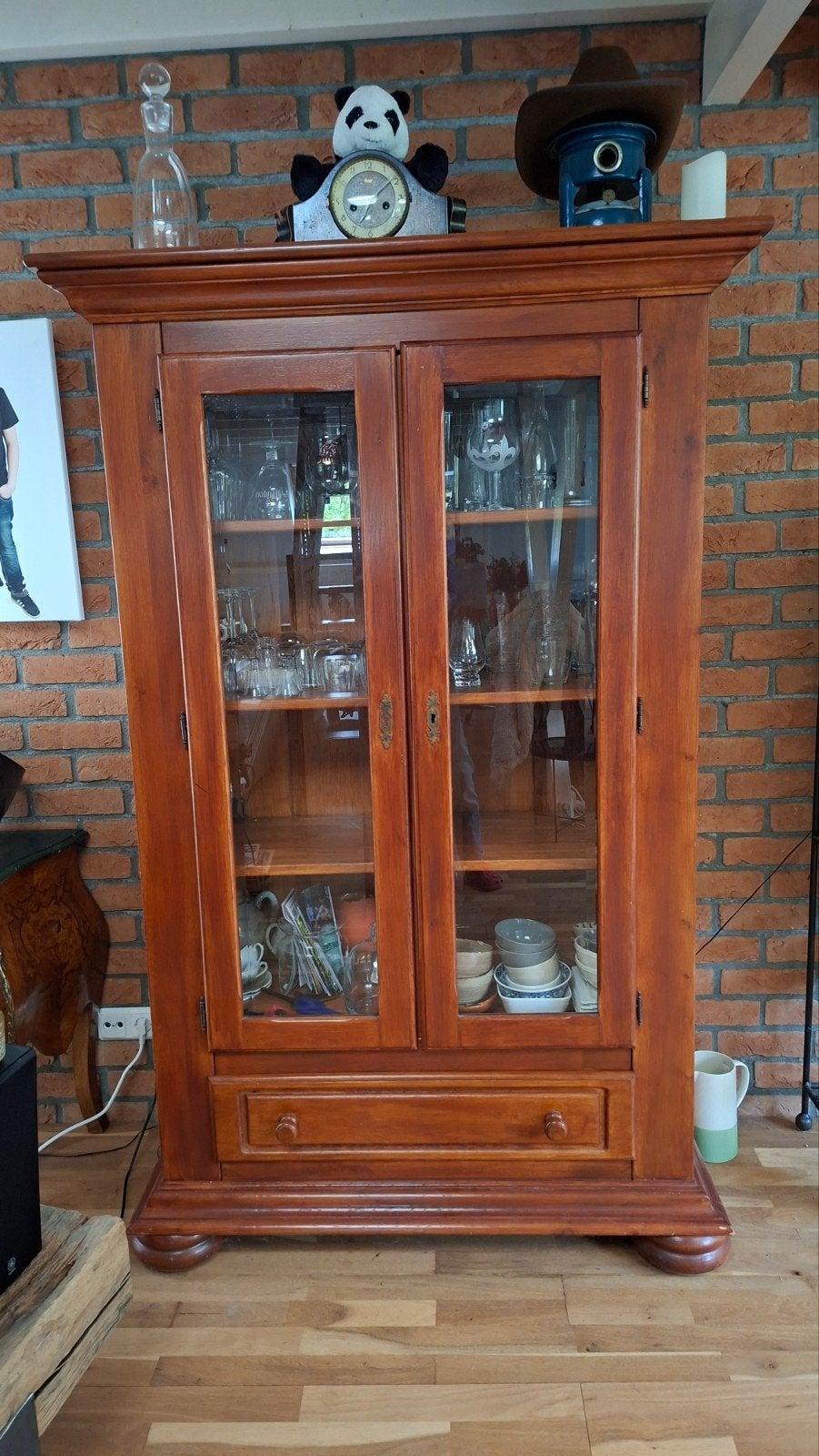 Mooie houten vitrinekast met glazen deuren, Ophalen