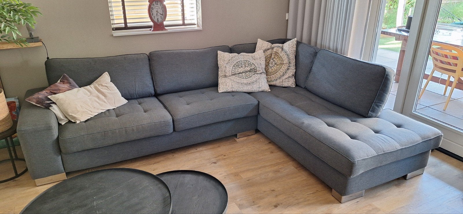 Goossens Latino Hoekbank - Grijze Stof - 300x225 cm, Huis en Inrichting, Banken | Bankstellen, Ophalen, Gebruikt, Hoekbank, 300 cm of meer