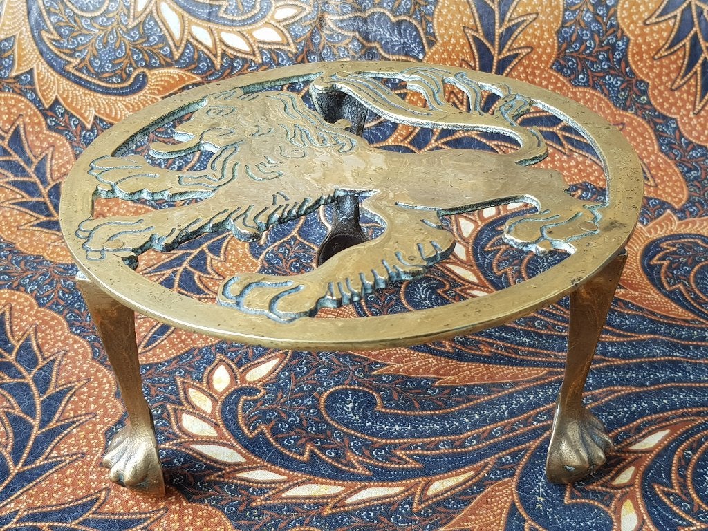 Mooie antieke onderzetter uit Engeland met een leeuw 19 cm., Ophalen of Verzenden, Koper