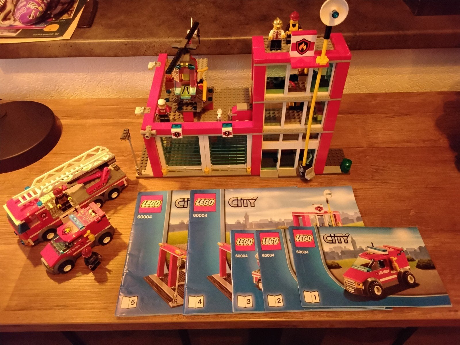 LEGO CITY Brandweerkazerne - 60004

compleet met boekjes zon