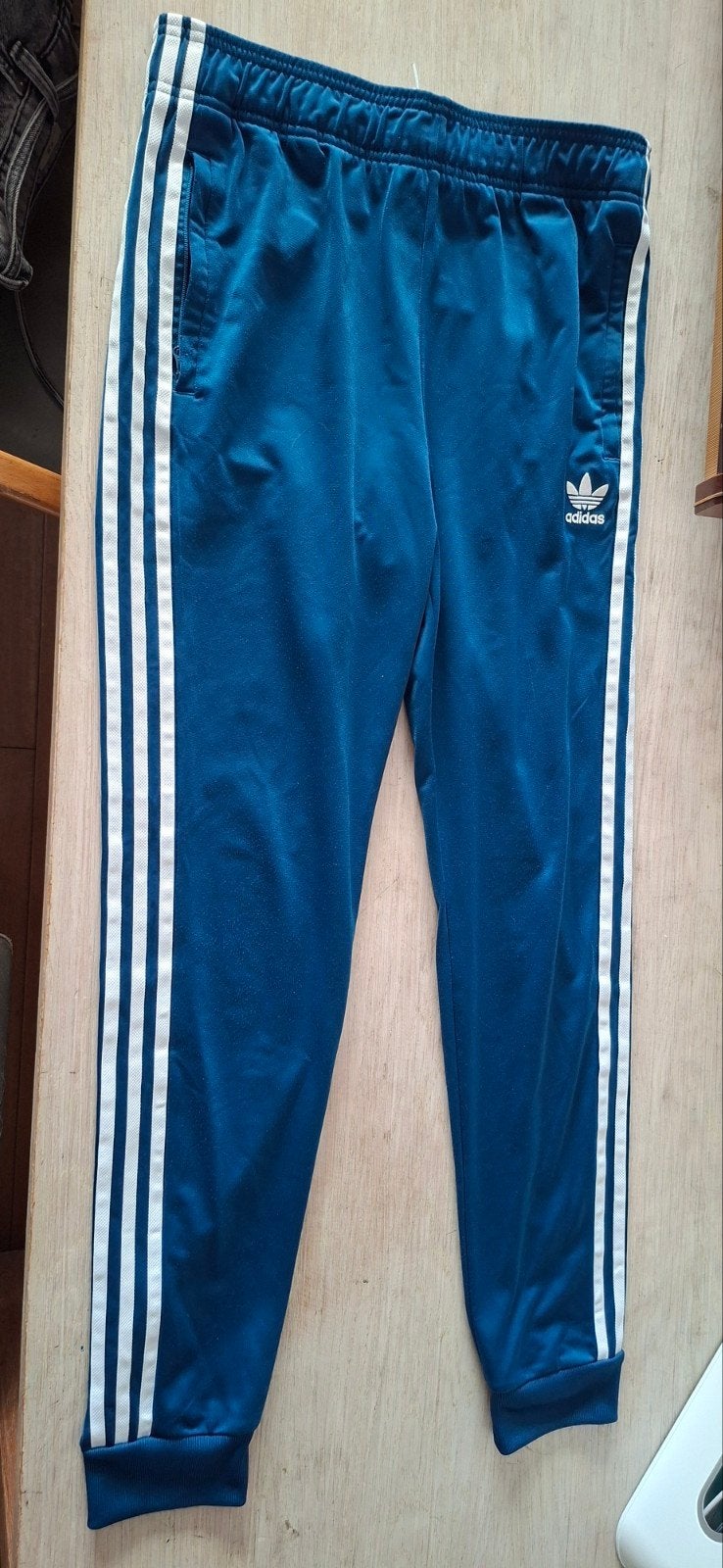 Blauwe Adidas trainingsbroek met witte strepen maat 176
Ampe, Adidas, Jongen of Meisje, Sport- of Zwemkleding, Ophalen of Verzenden