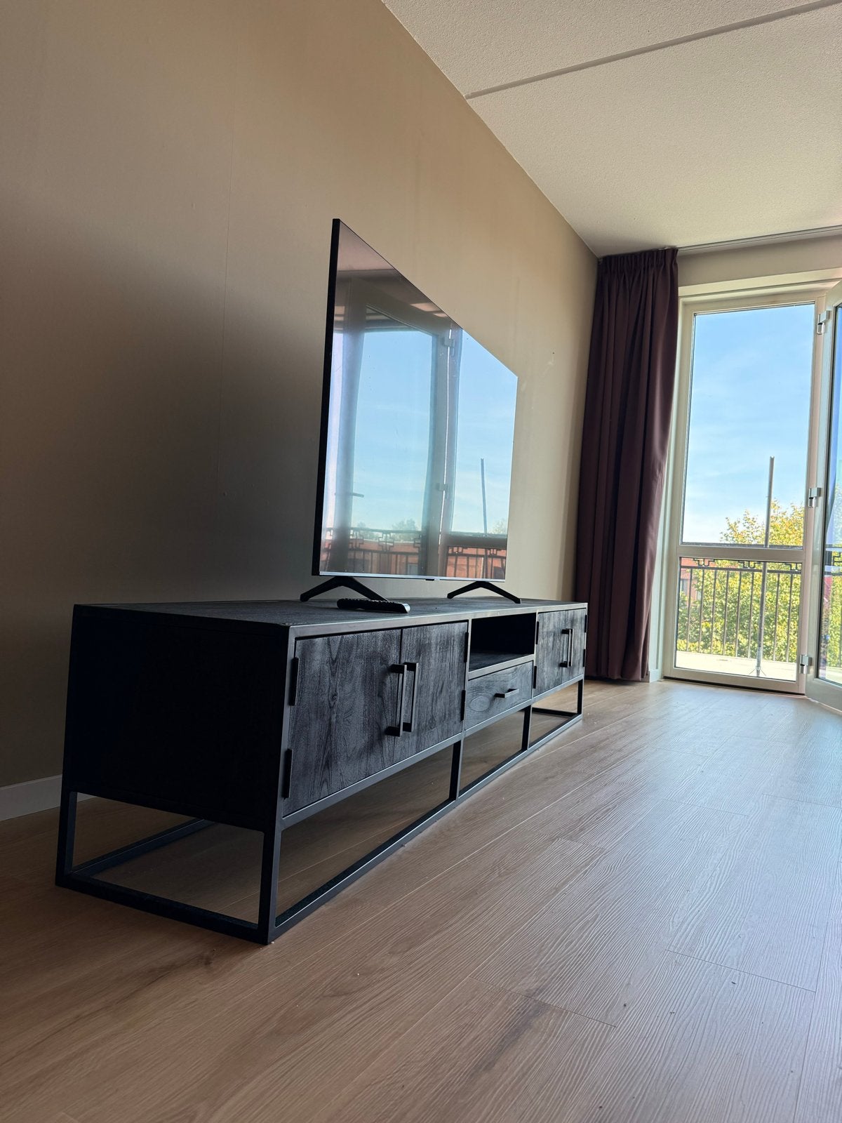 Modern zwart tv-meubel met opbergruimte, Ophalen, 150 tot 200 cm, Zo goed als nieuw, Minder dan 100 cm