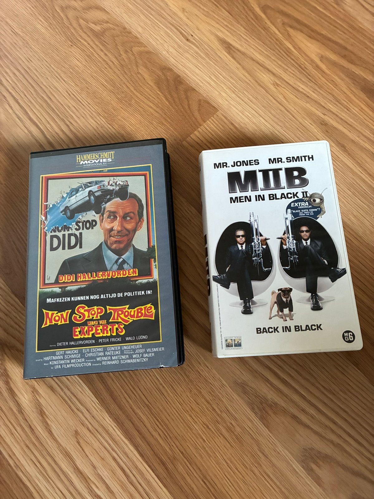 VHS: Non Stop Trouble & Men in Black II (Duits/Engels), Ophalen of Verzenden, Komedie, Vanaf 6 jaar, VHS
