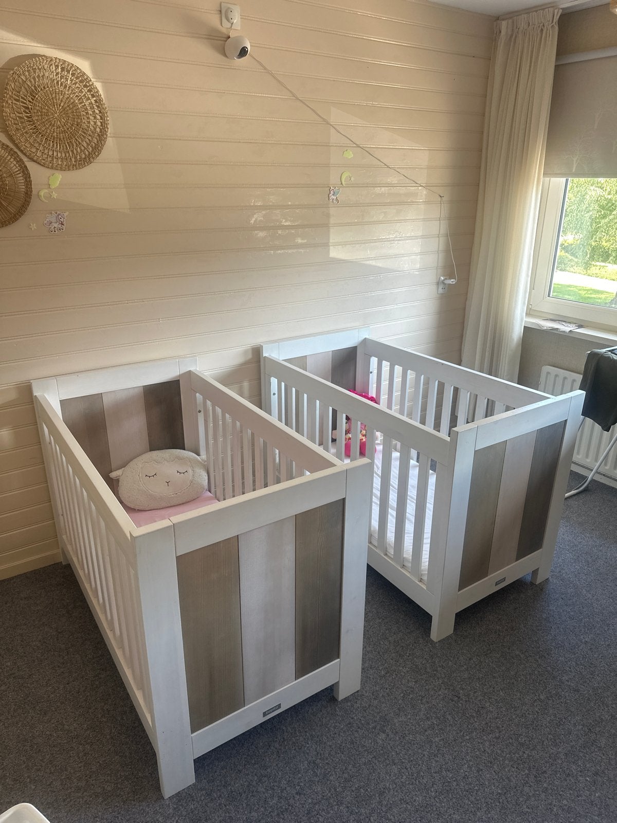 Twee Ledikanten voor Baby's - Wit en Houtkleur, Ophalen, Zo goed als nieuw, Ledikant