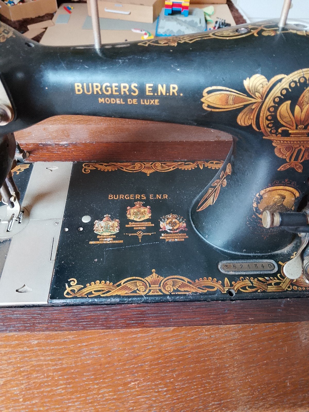 Antieke Burgers E.N.R. Naaimachine met Gietijzeren Onderstel, Ophalen