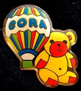 Cora ballonpin- met beer, Verzamelen, Speldjes, Pins en Buttons, Verzenden, Figuurtje, Speldje of Pin