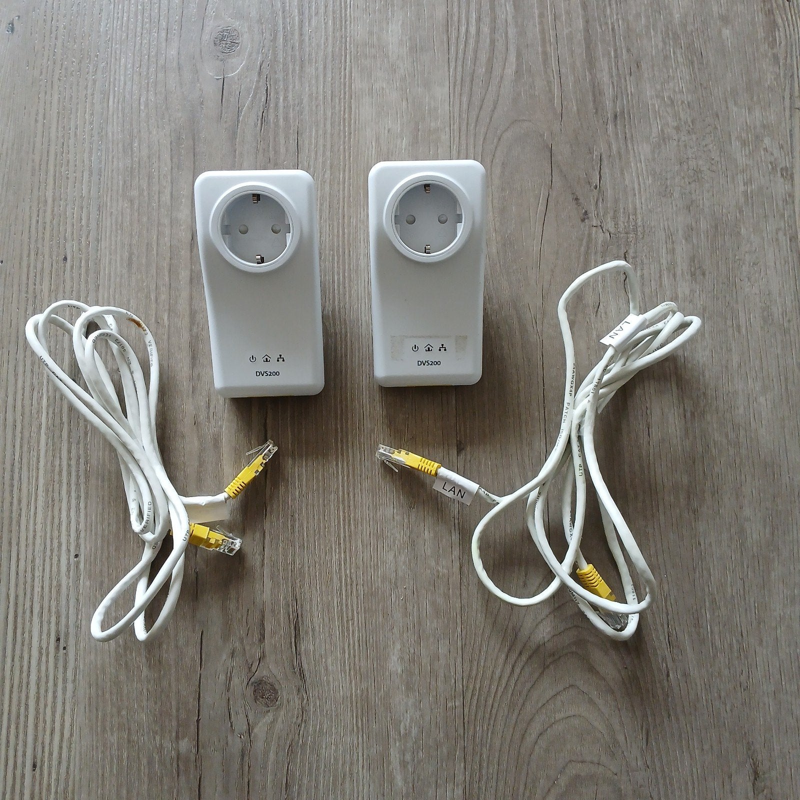 DVS200 adapters (2 stuks) voor draadloos Tv kijken KPN, Ophalen of Verzenden, Gebruikt, Router, Devolo