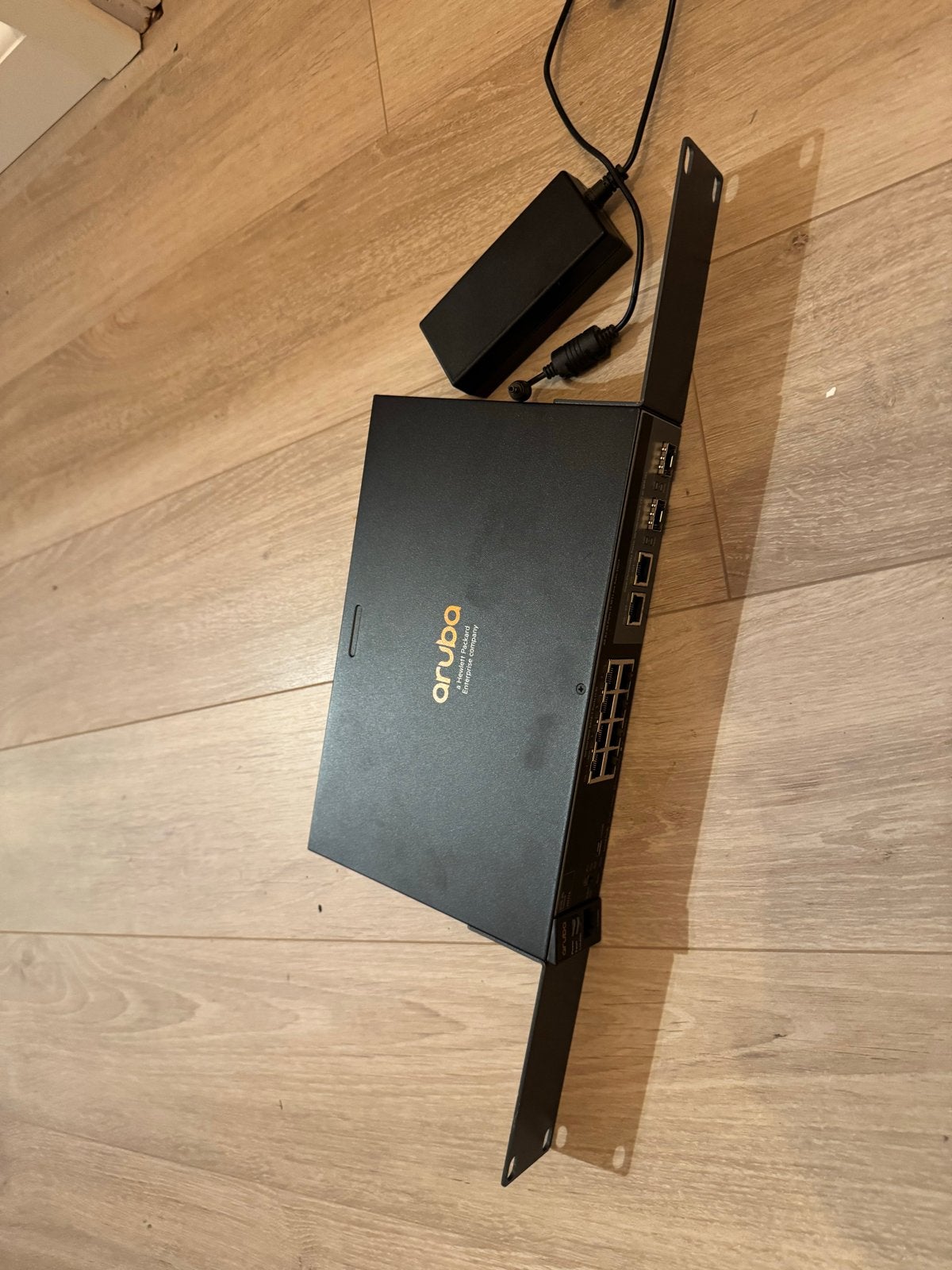 Aruba 2530-8G 10-poorts Gigabit Switch inclusief Rackmount, Computers en Software, Ophalen of Verzenden, Zo goed als nieuw