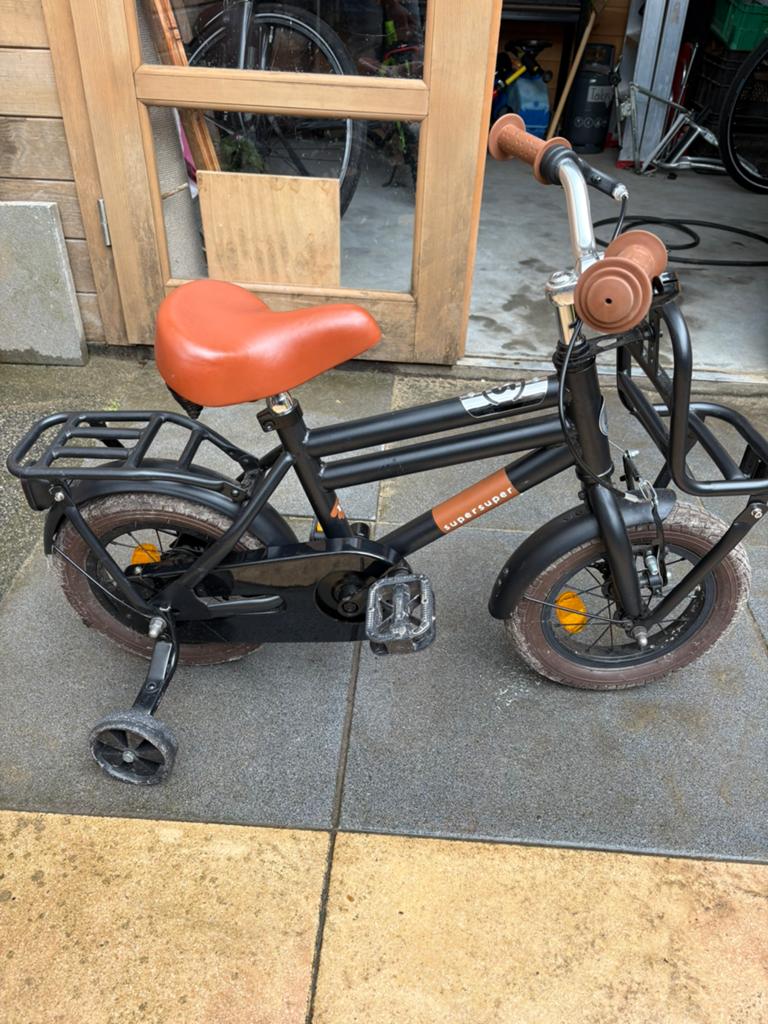 Supersuper kinderfiets met zijwieltjes, Fietsen en Brommers, Ophalen, Zo goed als nieuw, Minder dan 16 inch, Zijwieltjes