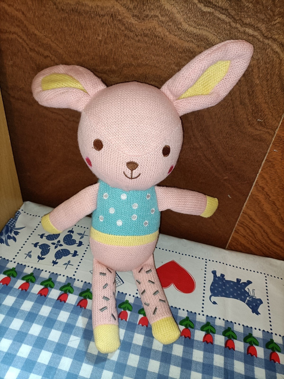 Blokker roze konijn knuffel met blauw en geel, Ophalen of Verzenden, Zo goed als nieuw, Konijn