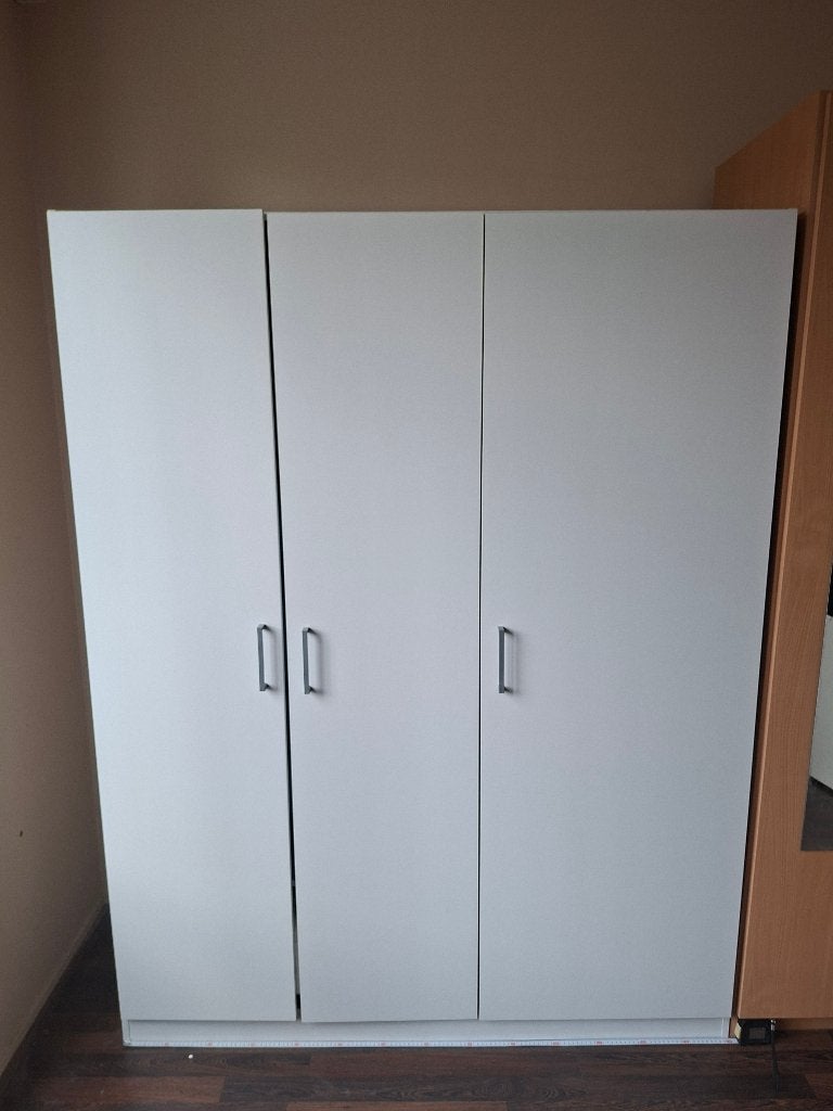 Kledingkast driedeurs, Ophalen, Met deur(en), Gebruikt, 100 tot 150 cm