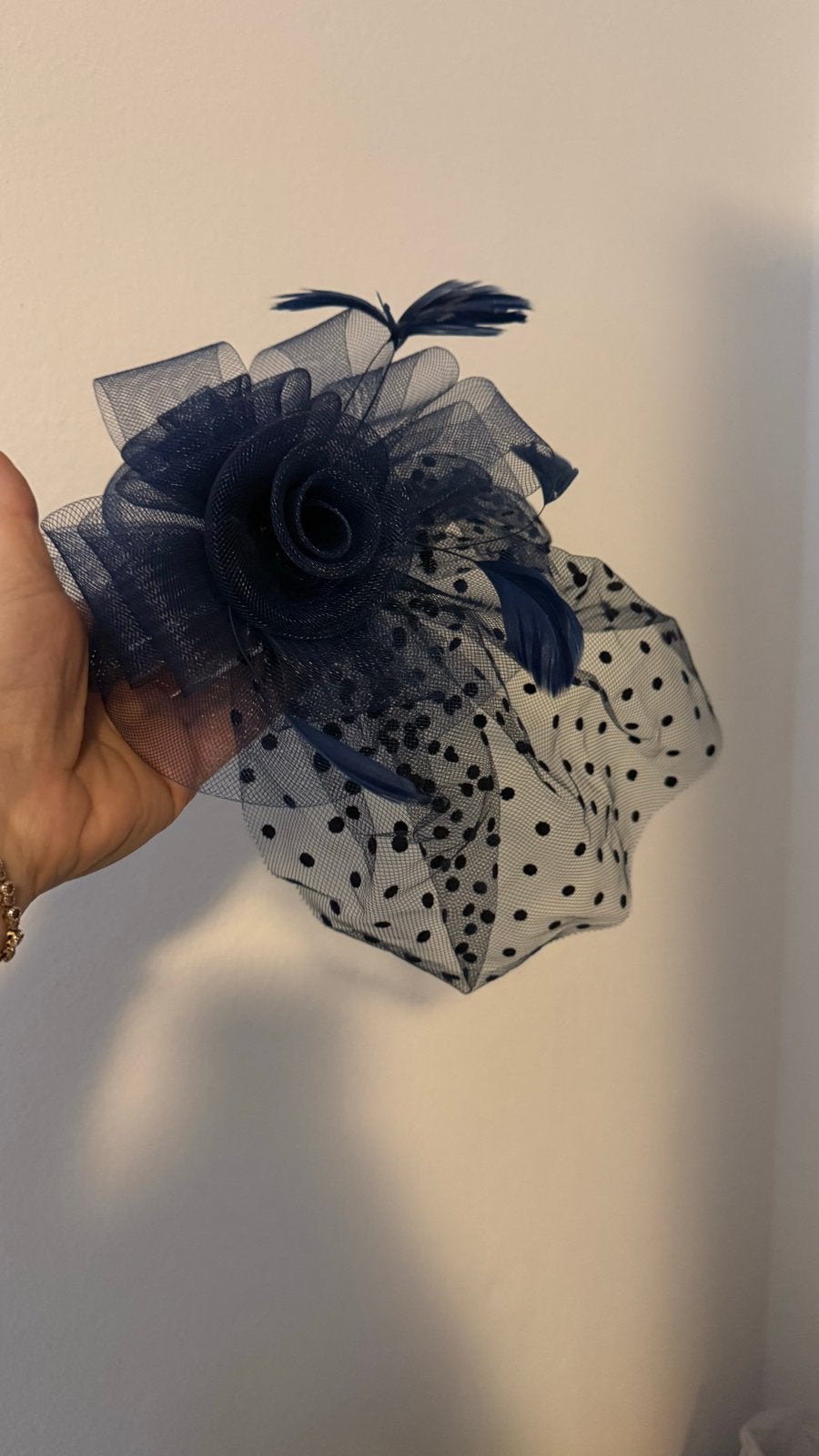 Donkerblauwe fascinator met stippen en veren, Ophalen of Verzenden, Zo goed als nieuw, One size fits all, Hoed