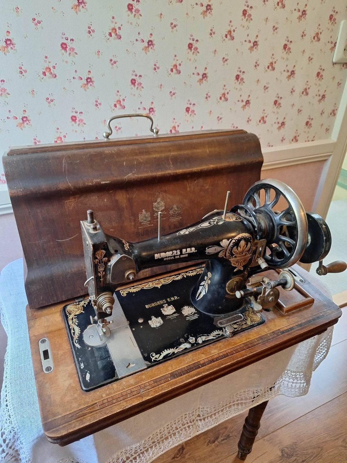 Antieke Naaimachine Burgers E.N.R. met Houtenkoffer, Ophalen