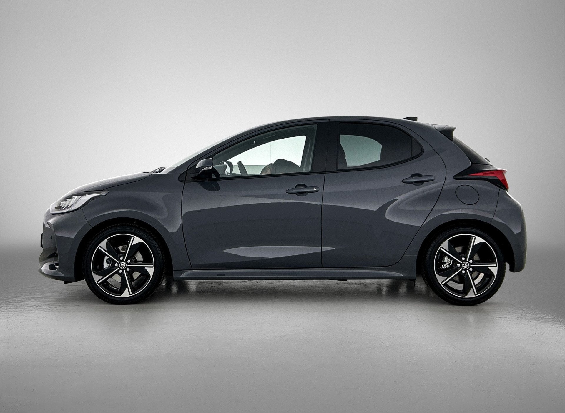 Toyota Yaris 1.5 Hybrid 130 Executive | Apple CarPlay / Andr, Auto's, Zwart, Nieuw, Hybride Elektrisch/Benzine, 3 cilinders