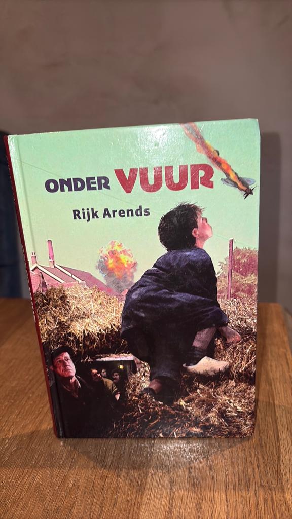 kR-7 Rijk Arends - Onder vuur, Ophalen of Verzenden, Gelezen, Rijk Arends