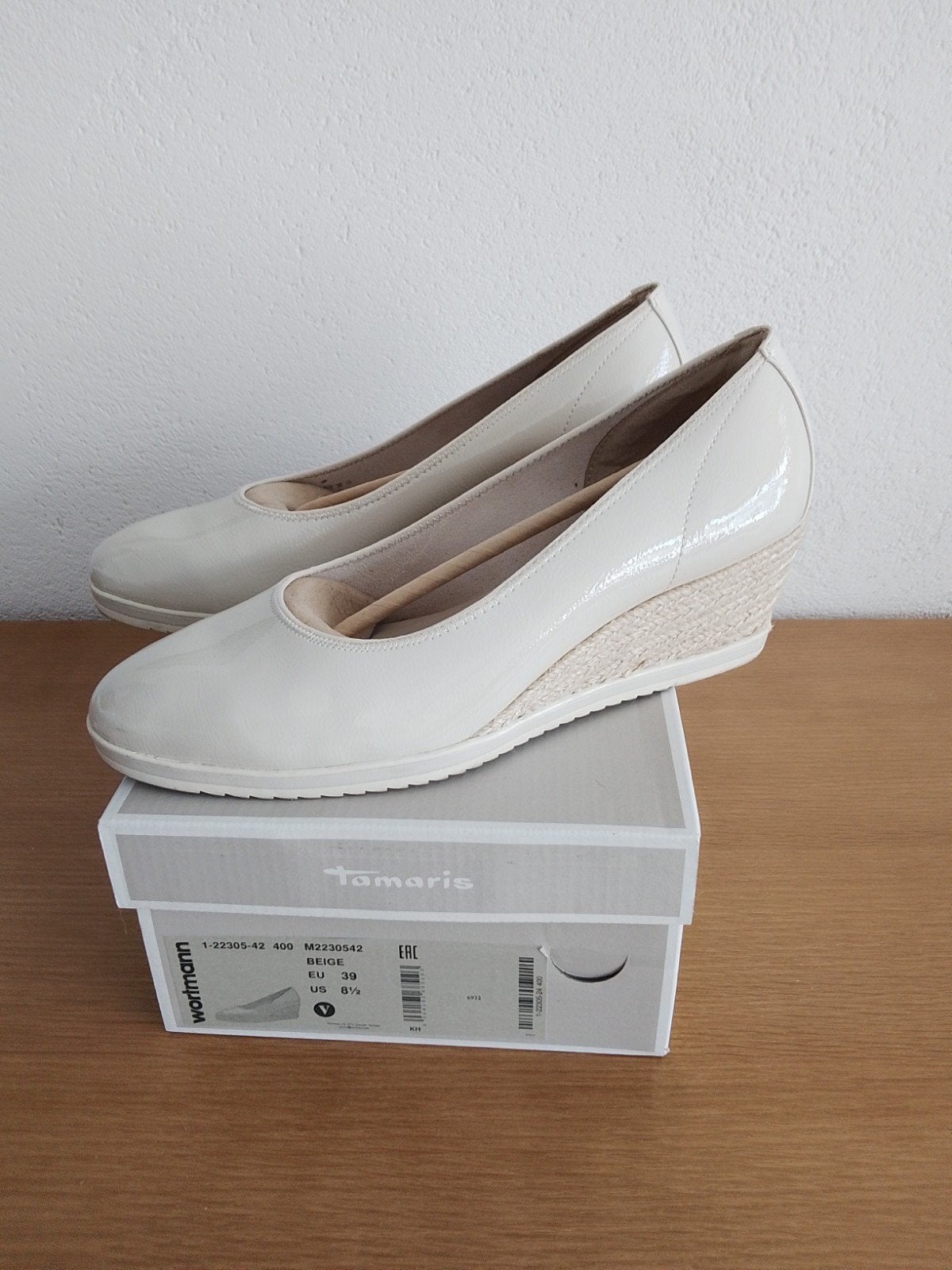 Dames pumps met sleehak, Ophalen of Verzenden, Zo goed als nieuw, Beige