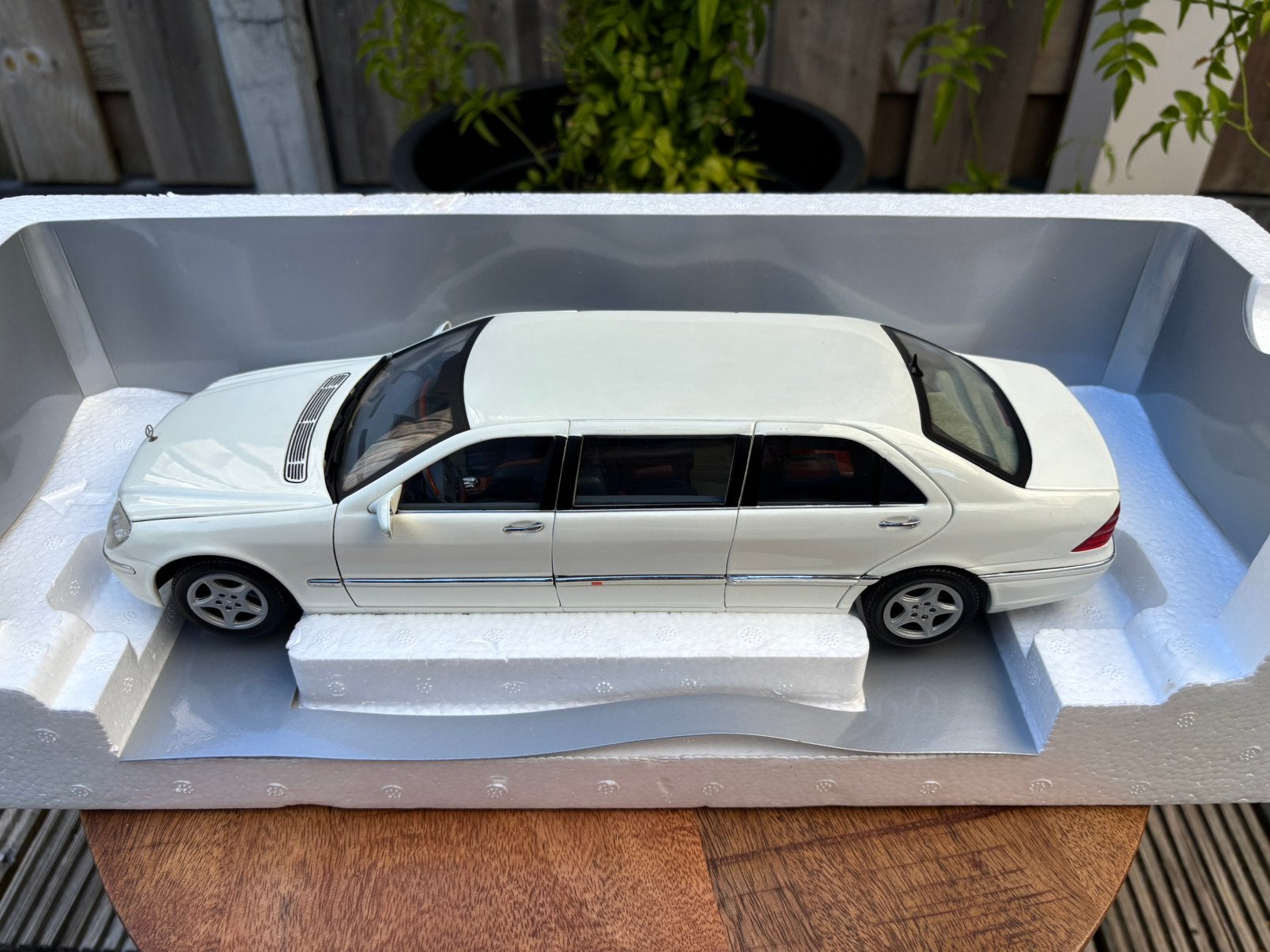 Sun Star Mercedes S-klasse S600 Pullman 1:18 wit W220, Hobby en Vrije tijd, Modelauto's | 1:18, Ophalen of Verzenden, Zo goed als nieuw