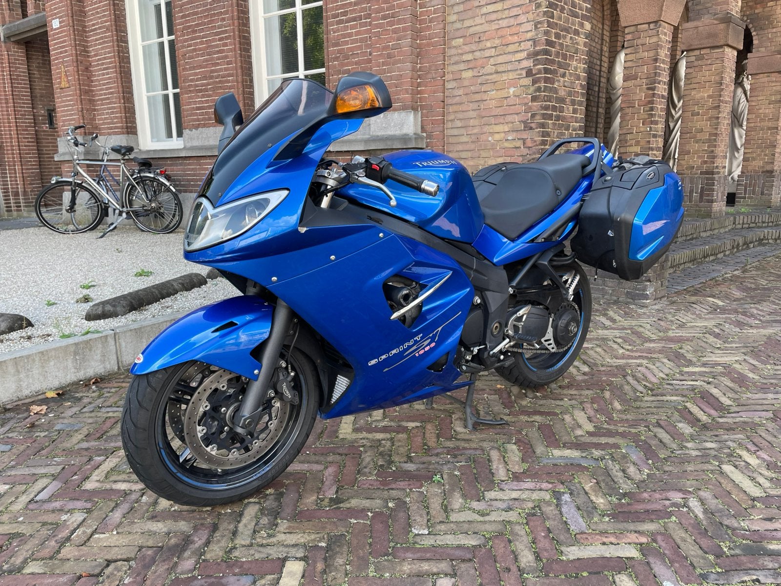 Triumph Sprint ST 1050 | 2005 | 82.000 km | 2 koffers, Motoren, Motoren | Triumph, Handvatverwarming, Motorrijbewijs A, Gebruikt