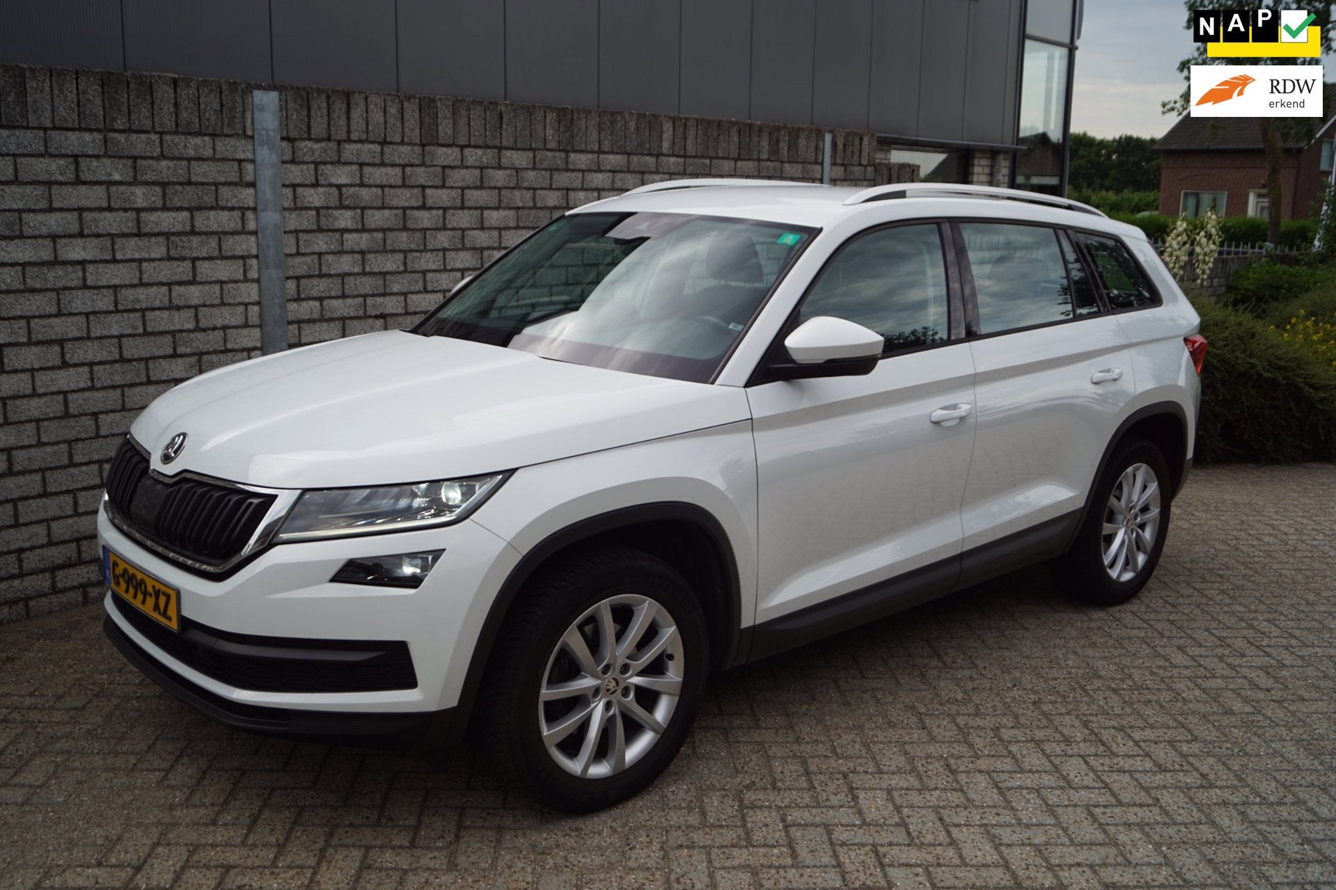 Skoda Kodiaq 1.5 TSI Limited Business Edition Autom Half Led, Auto's, Dealer onderhouden, 4 cilinders, 150 pk, Wit