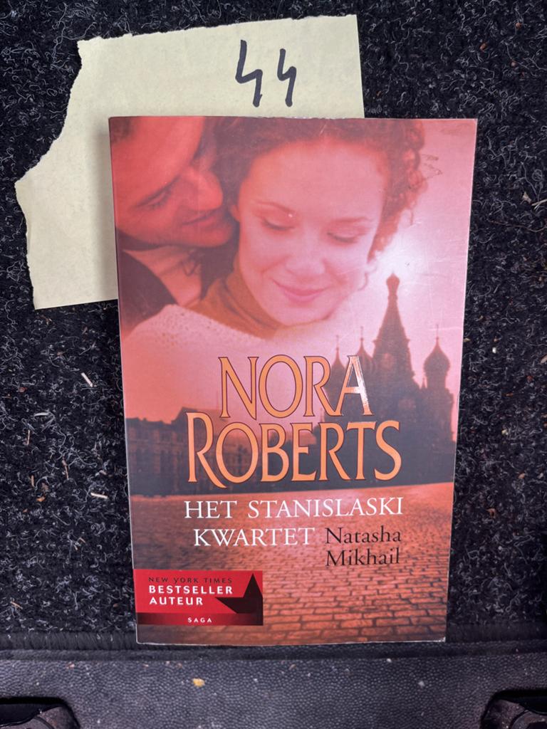 Nora Roberts - Het Stanislaski Kwartet (Natasha & Mikhail), Boeken, Ophalen of Verzenden, Zo goed als nieuw