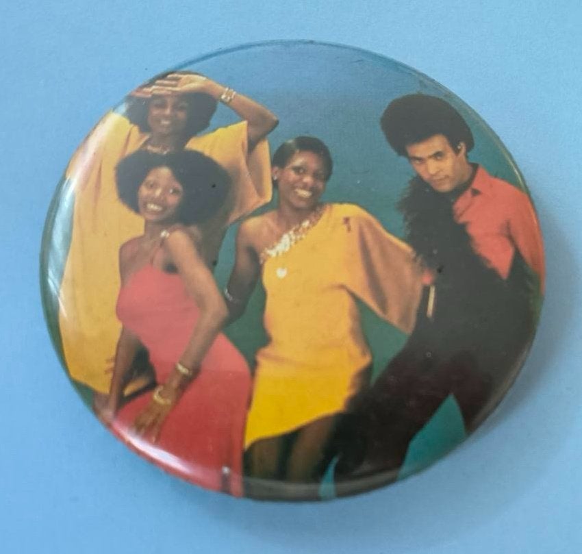 Button Boney M(nr.1), Verzamelen, Speldjes, Pins en Buttons, Ophalen of Verzenden, Zo goed als nieuw, Overige onderwerpen, Button