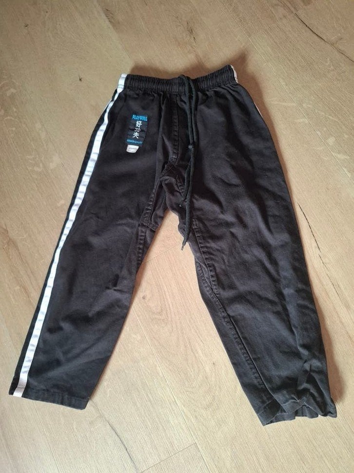 Zwarte judo broek met witte strepen 2x, Ophalen of Verzenden, Zo goed als nieuw, Judo, Vechtsportkleding