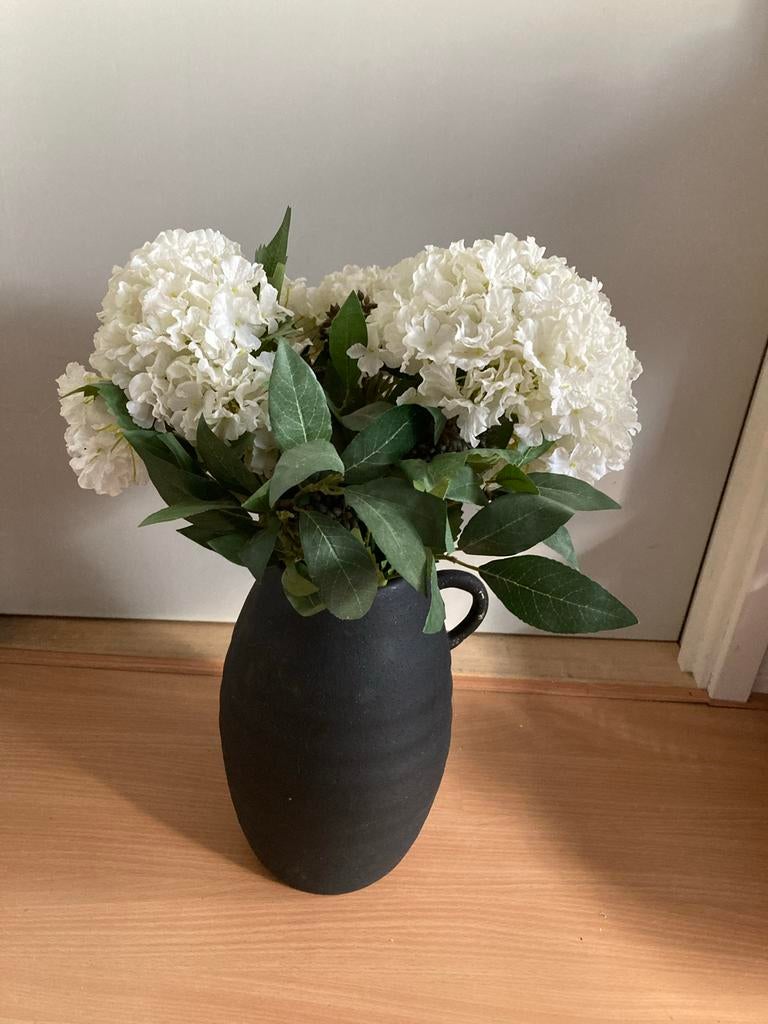 Zwarte vaas met witte kunstbloemen (hortensia's), Ophalen, Zo goed als nieuw, Binnen