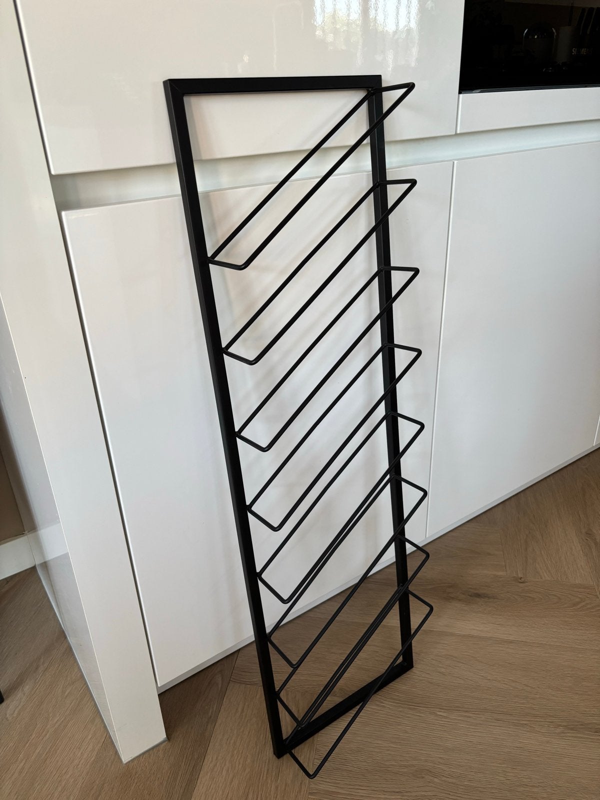 Zwart metalen wand wijnrek, Ophalen, 5 tot 15 flessen, Zo goed als nieuw, 75 – 100