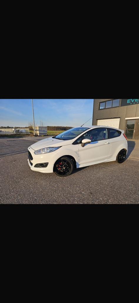Ford Fiësta 1.0 92KW/125PK 3D 2013 Wit, Auto's, Ford, Voorwielaandrijving, 40 €/maand, Euro 6, Overige kleuren