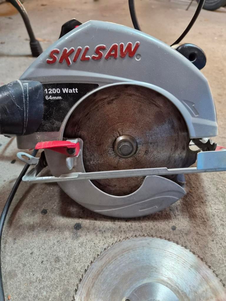 Skil Cirkelzaag 1200W met grof en fijn zaagblad, Doe-het-zelf en Verbouw, Gereedschap | Zaagmachines, Ophalen of Verzenden