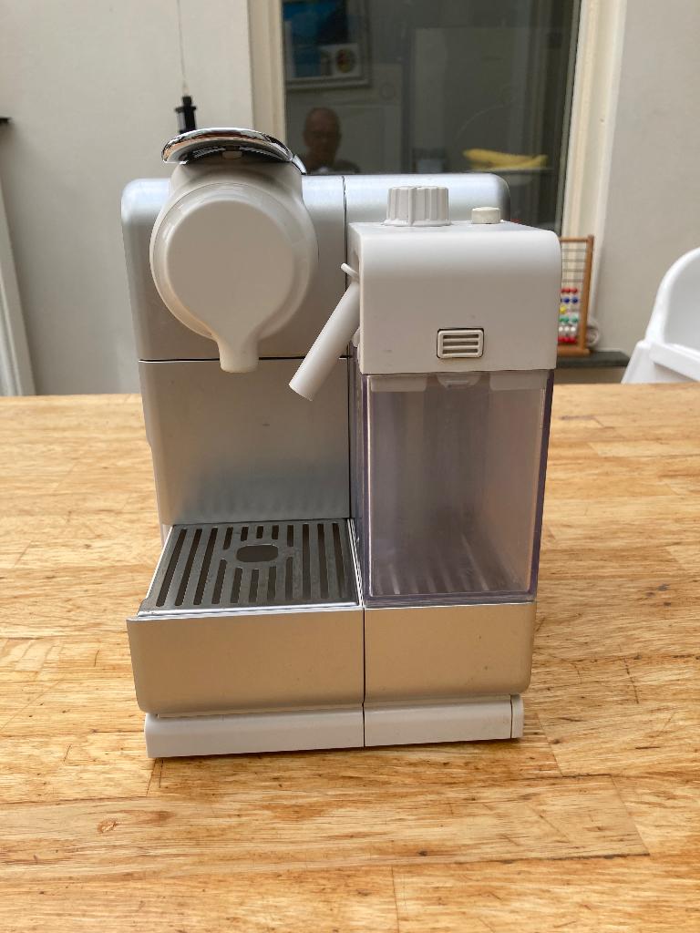 Nespresso De’Longhi Lattissima Touch, Ophalen, Koffiemachine, Zo goed als nieuw, Koffiepads en cups