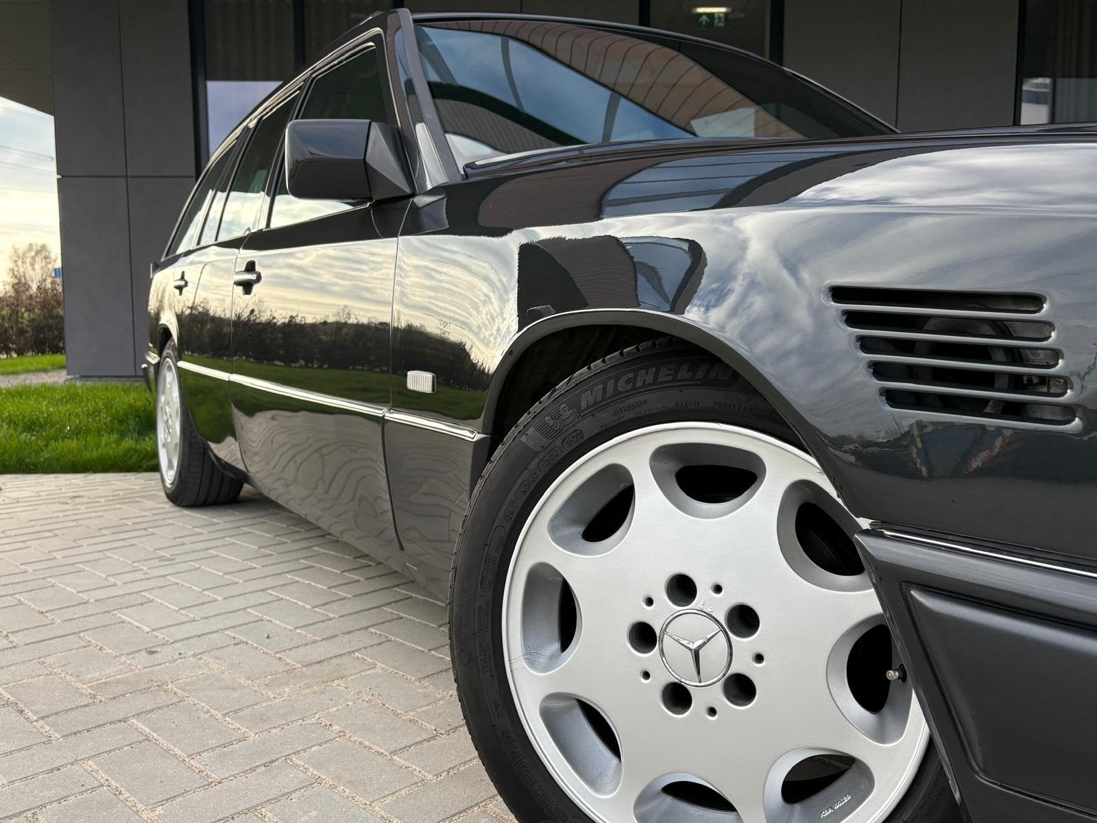 ✅ Mercedes w124 e250 td s124 showroom staat!!  🇳🇱, Auto's, Automaat, Metallic lak, Zwart, Mercedes-Benz