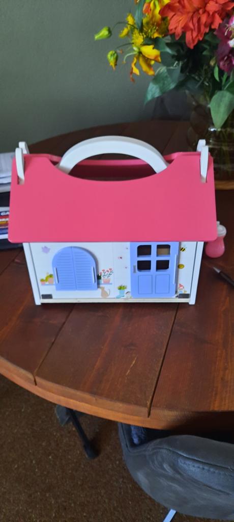 Schattig houten huisje met meubeltjes en popjes, Kinderen en Baby's, Speelgoed | Poppenhuizen, Ophalen of Verzenden
