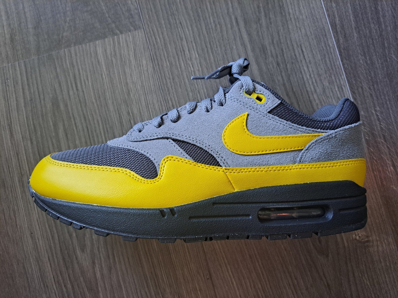 new Nike Air Max 1 ESS Anthracite/Bright Citron - Maat 44, Overige kleuren, Nike, Nieuw, Ophalen of Verzenden