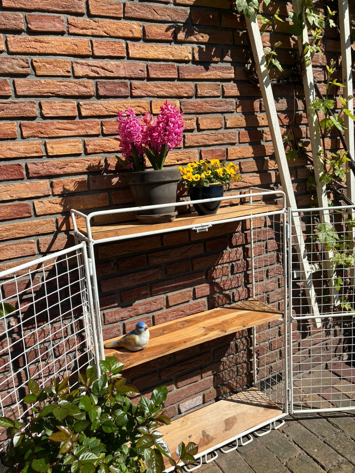 Wit ijzeren rek met houten planken, Ophalen, Zo goed als nieuw