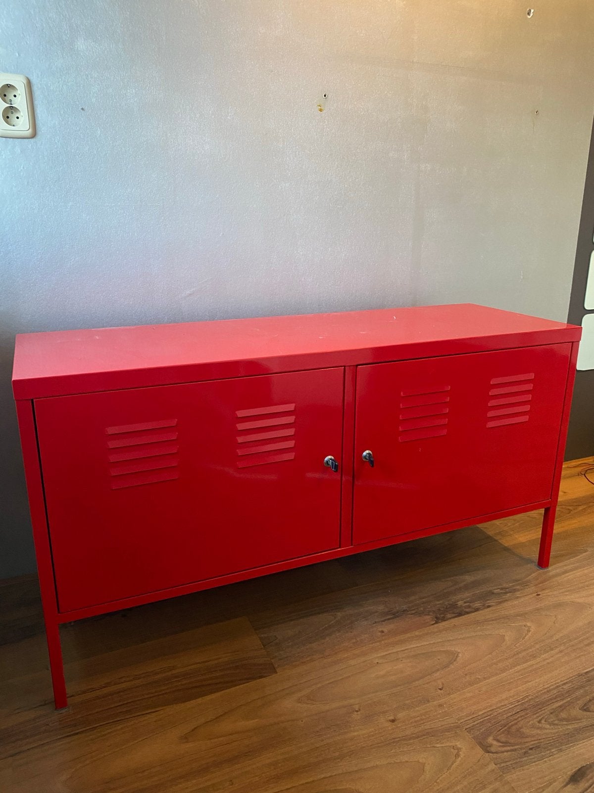 Rood metalen dressoir met 2 deuren en sloten IKEA, Ophalen, Gebruikt