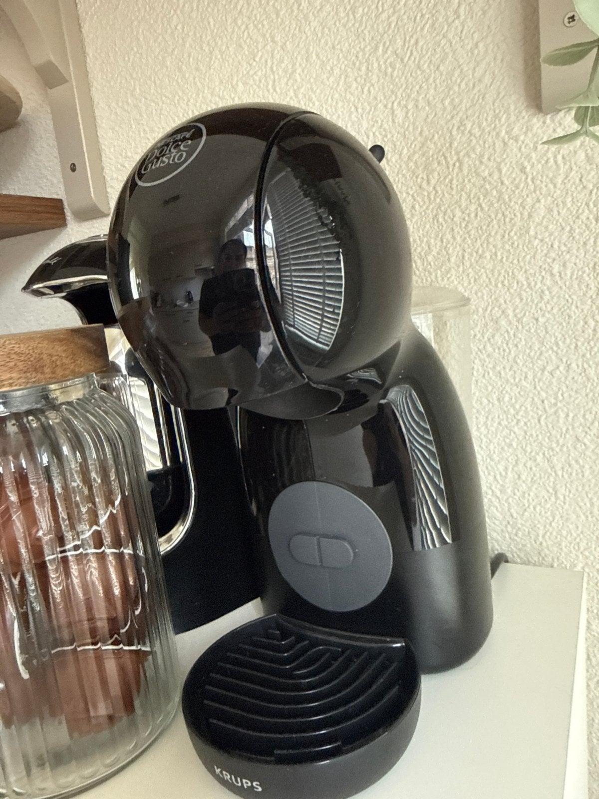 Nescafé Dolce Gusto koffiezetapparaat met cups, Witgoed en Apparatuur, Koffiezetapparaten, Ophalen, Zo goed als nieuw, Koffiemachine