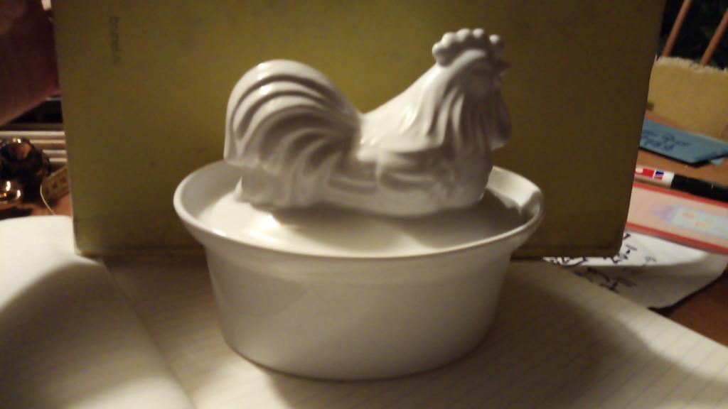 Leuke keramische kip met dekschaal - 16x12cm, 7-14cm hoog, Ophalen of Verzenden, Nieuw