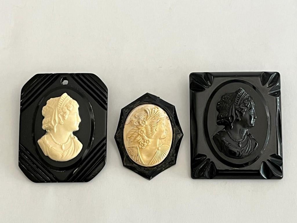 3 Camee Brooches in Zwart Bakeliet, Sieraden, Tassen en Uiterlijk, Antieke sieraden, Broche, Overige materialen, Verzenden