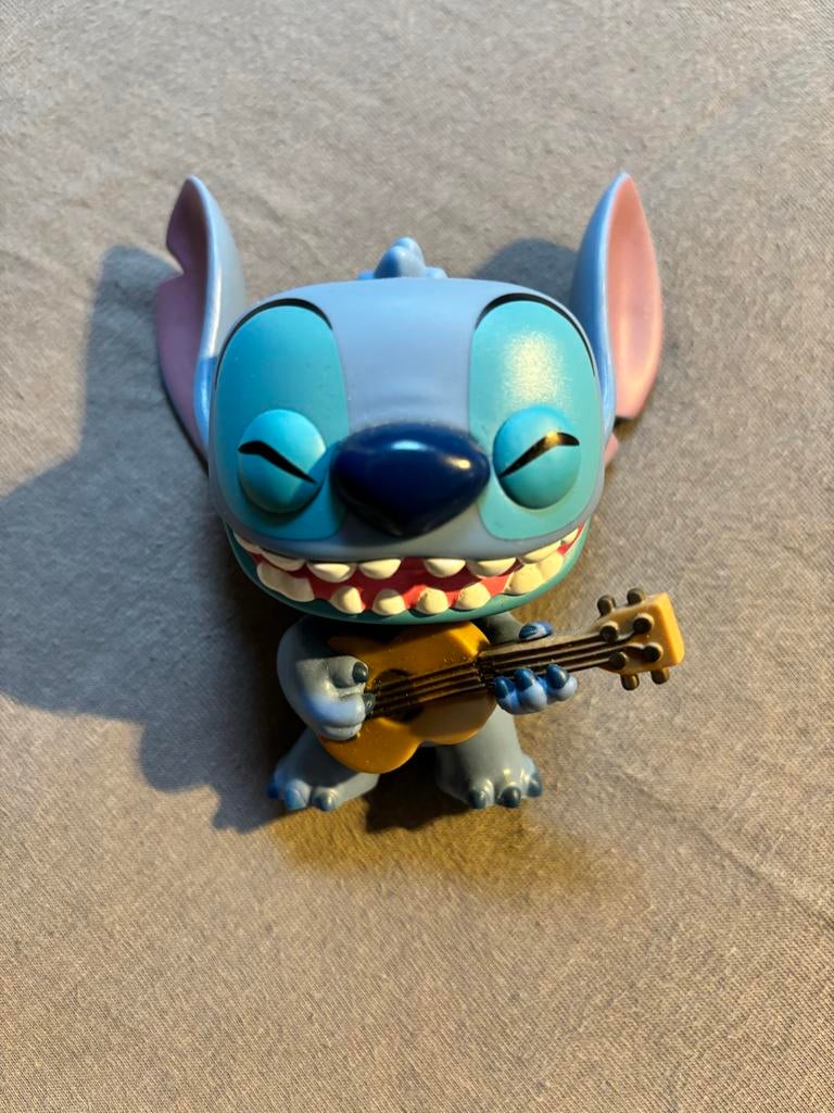 Funko Pop Stitch met Ukulele #1044 - Verzamelaarsobject, Ophalen of Verzenden, Zo goed als nieuw